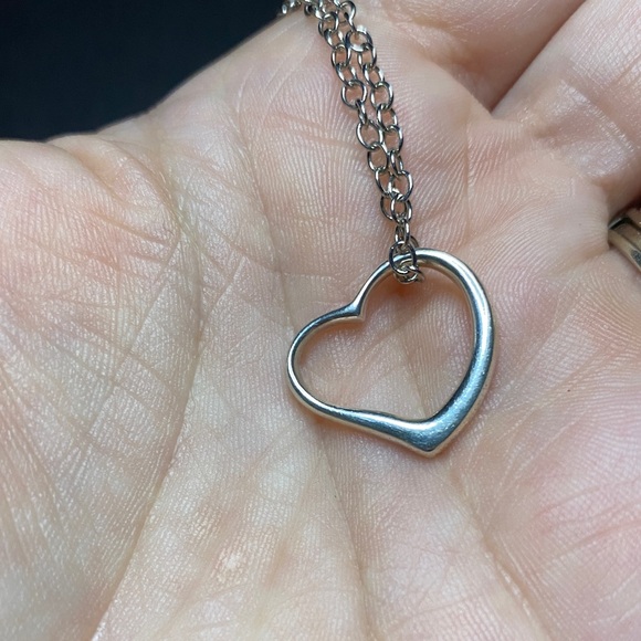 Elegant Sterling Silver Heart Pendant Necklace - Picture 6 of 6